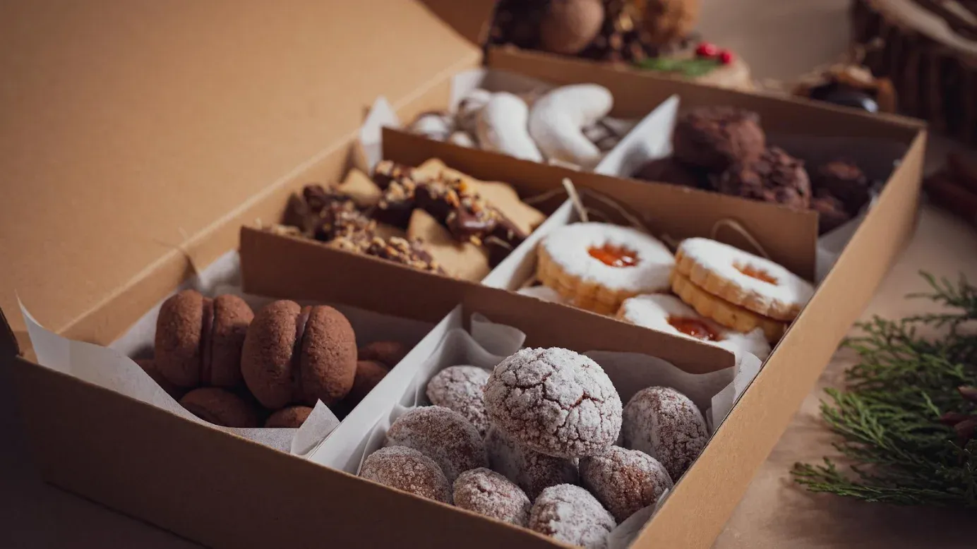 caja de galletas y dulces