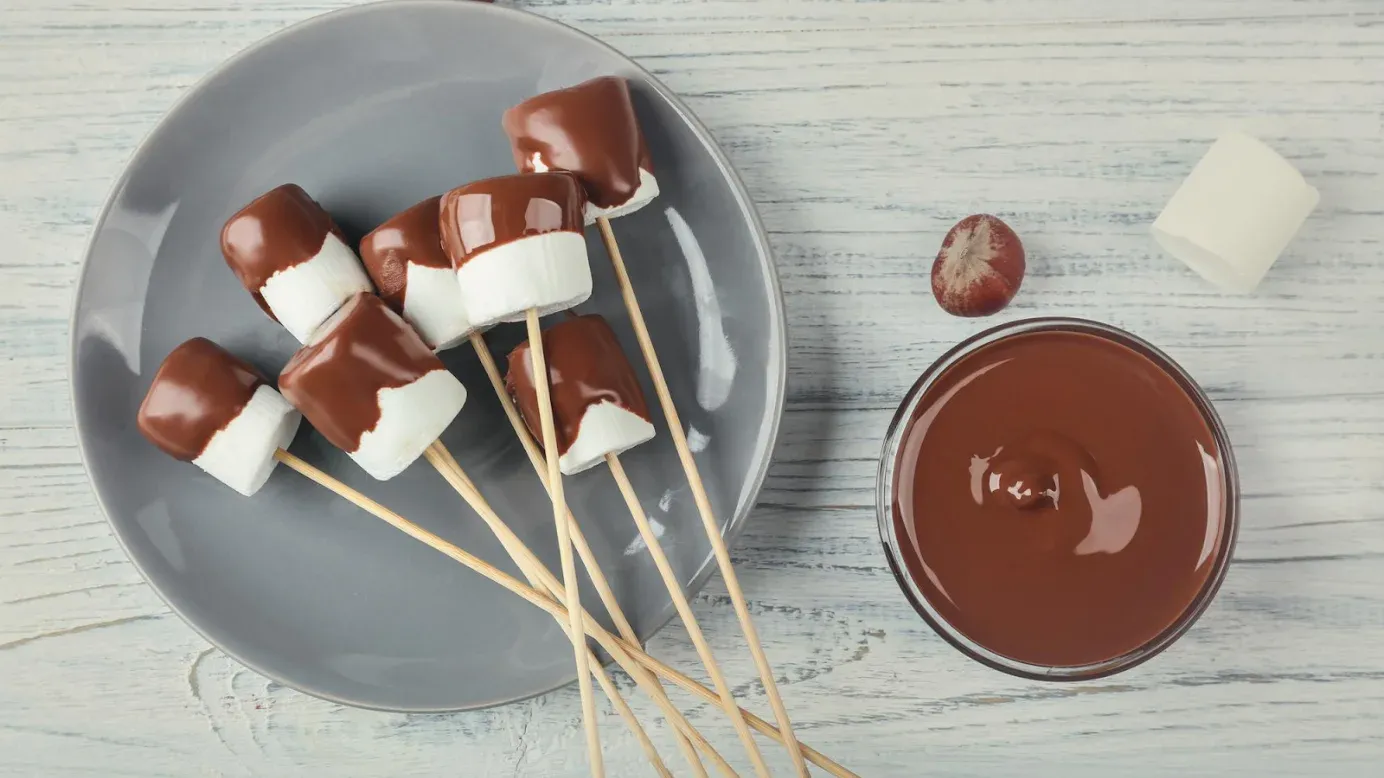 Marshmallow immersi nel cioccolato